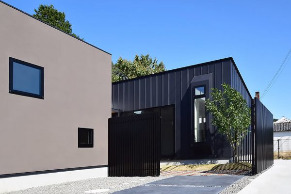 高みに建つ平屋の家