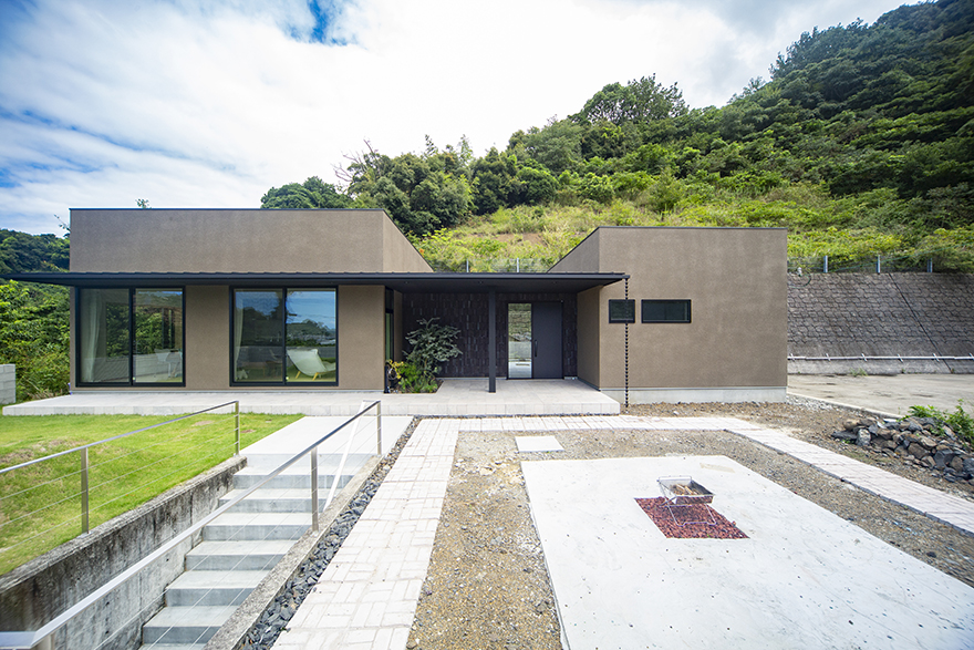 高台に建つ平屋　外観